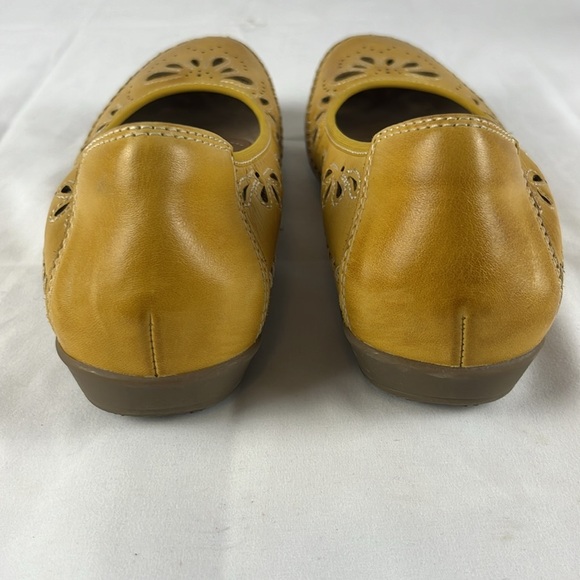 Earth Women's Aldea Azza Mustard Leather shoes 
Size: 8.5 - Picture 6 of 6